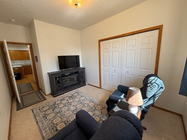 Building Photo - 4-bedroom 2.5 Bath McMinnville OR 97128