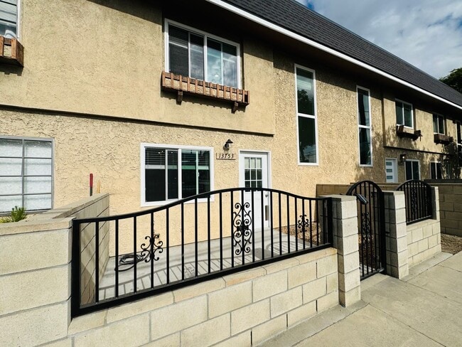 Building Photo - 3 BEDROOM HOME FOR LEASING IN Baldwin Park