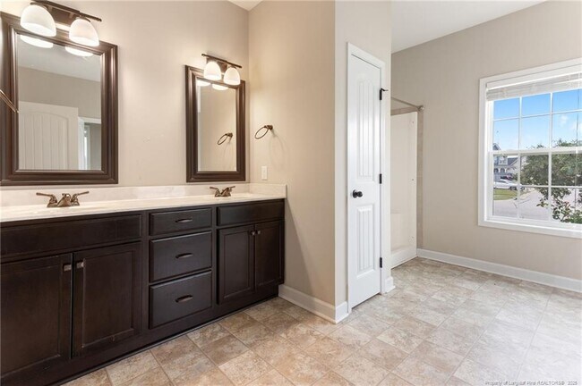 Building Photo - 573 Wedgefield Dr