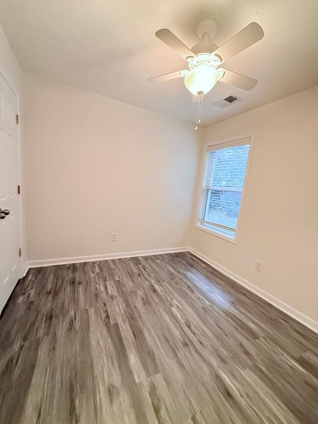 Building Photo - Spacious 3/2.5 Townhome in Lawrenceville