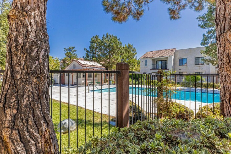 Building Photo - 2554 Olive Dr