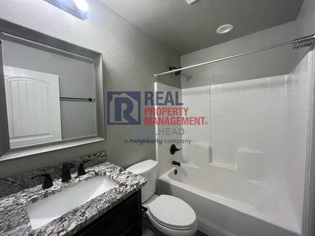 Building Photo - Attractive 3 Bed 2 Bath Home in Gated Lakeside Community!
