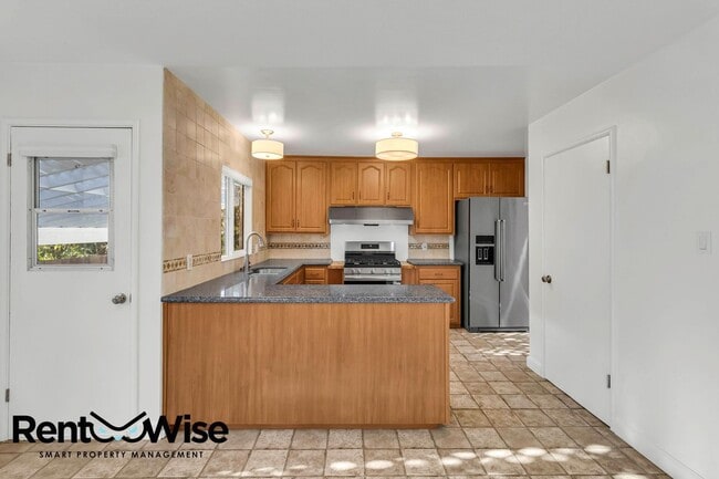 Building Photo - 838 Crompton Rd