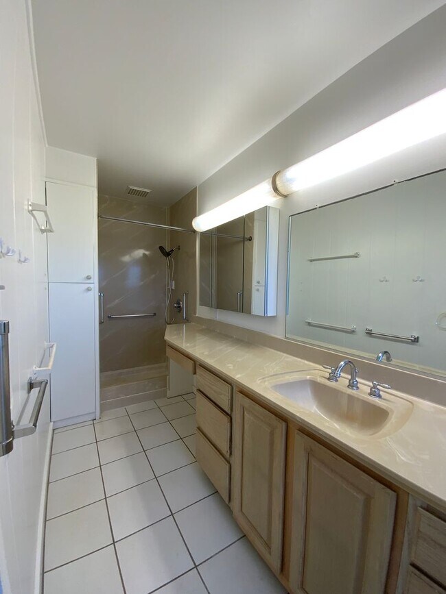 Building Photo - T1247ach