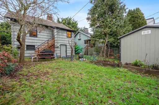 Building Photo - A beautiful 3 bed and 1 bathroom house for rent