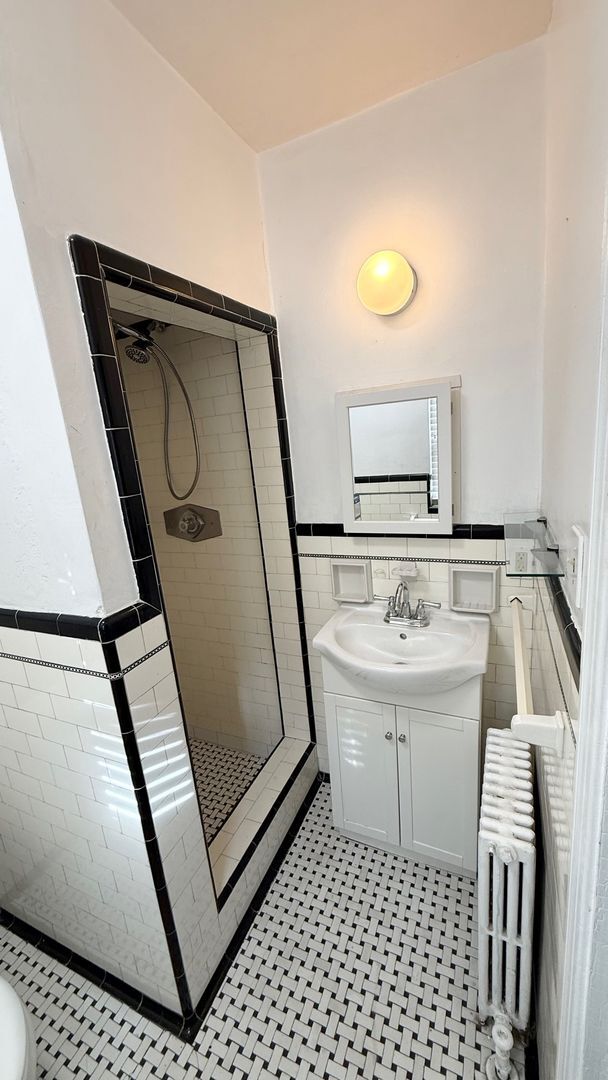 Building Photo - Beautiful 3/4 bedroom + office in Shadyside- Off-Street Parking and Tons of Storage!!