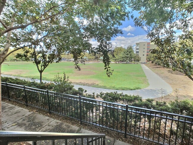 Building Photo - Ideally Located 3 Bedroom Townhouse with Cahill Park Views