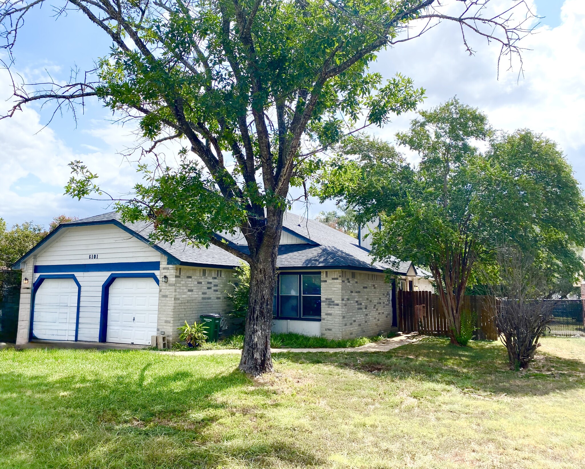 Building Photo - 6101 Parkwood Dr