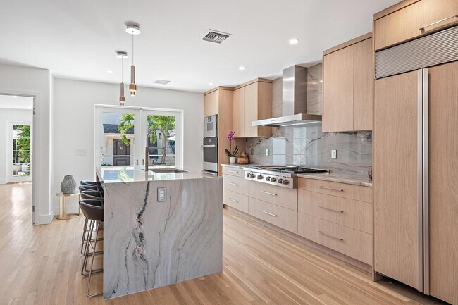 Building Photo - 306 Cordova Rd