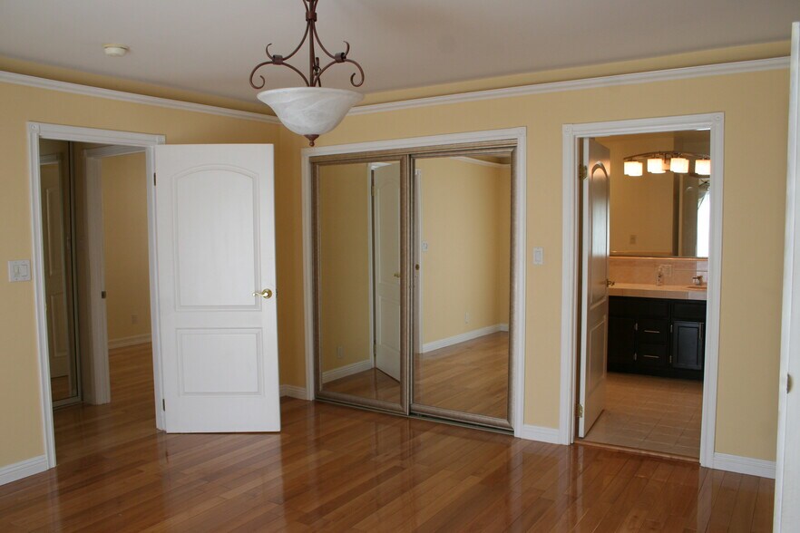 Building Photo - 6037 Comey Ave