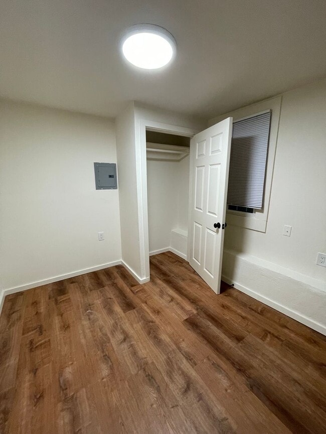 Building Photo - Huge 3 story Victorian