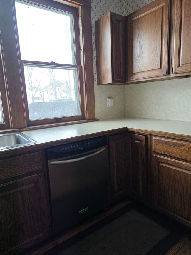 Building Photo - Large Home in Bowling Green