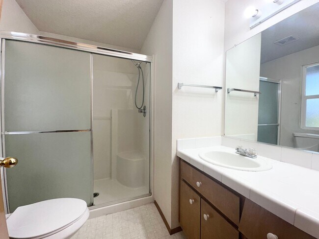 Building Photo - Wonderful centrally located Powell Butte 3...