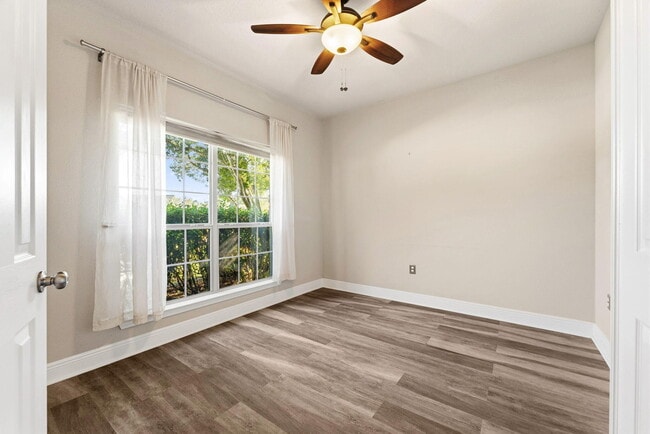 Building Photo - 554 Camellia Ct