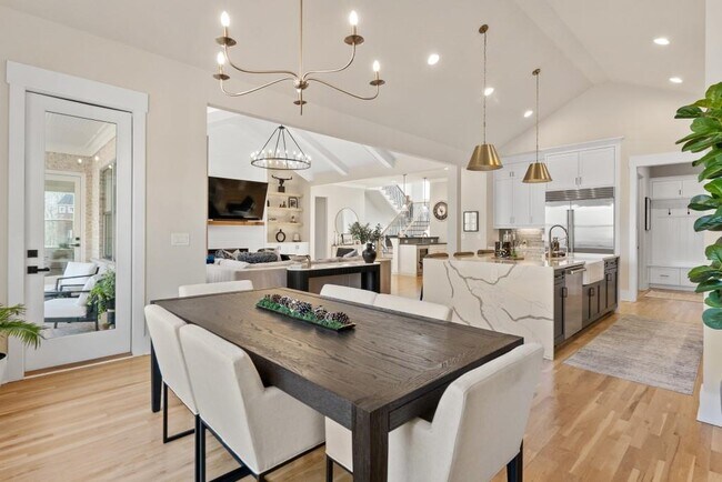 Building Photo - 568 Versailles Dr