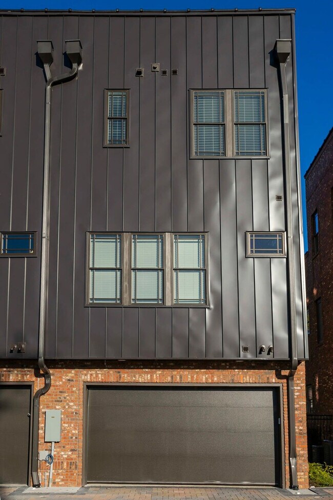 Building Photo - 709 26th Ave N