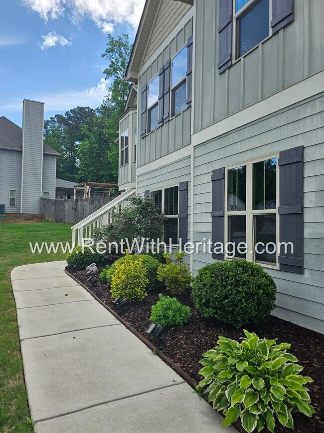Building Photo - Gorgeous 3 bd / 2 bath / Attention to Deta...
