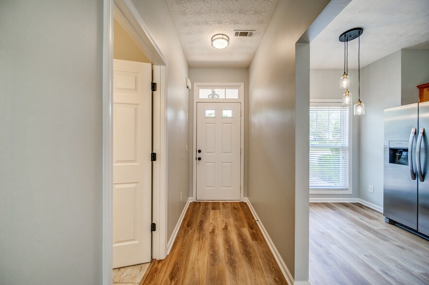 Building Photo - 211 Pearl Chambers Dr