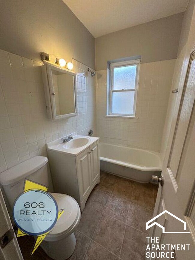 Building Photo - 2004 W Jarvis Ave