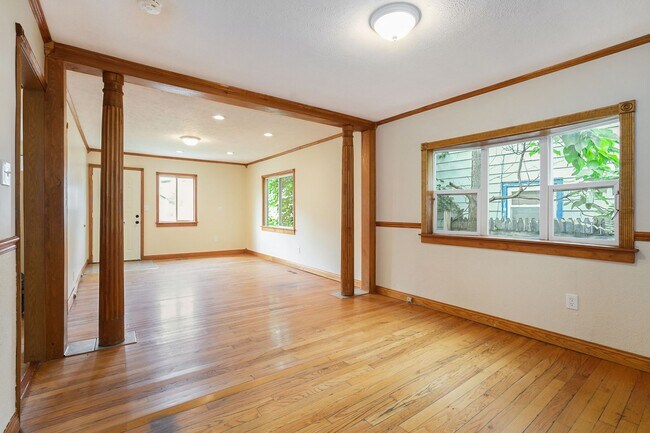 Building Photo - 3 Bedroom, 2 Bath Home in Grand Rapids! Available Now- Includes Washer and Dryer!