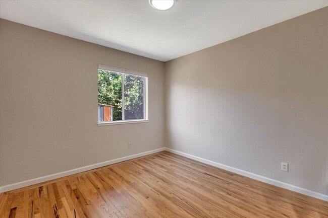 Building Photo - Beautifully Remodeled 4 Bedroom (+ bonus room and closet) 2 Bathroom Mountain View Home!