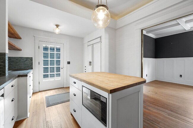 Building Photo - Beautifully Restored 3-Bedroom Home in Historic Section of Oregon City
