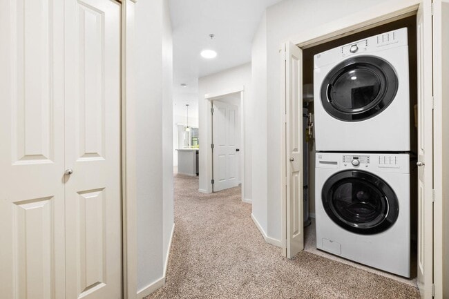 Building Photo - Beautiful 2 Bed 1.75 Bath Condo in Downtown Bellevue