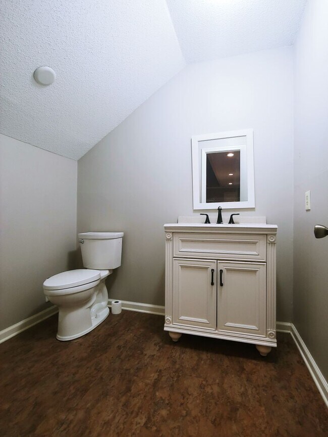 Building Photo - 8 Hickory Ln