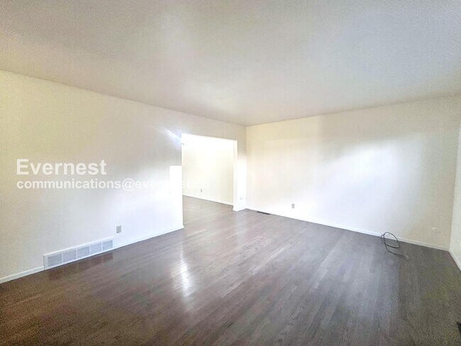 Building Photo - 808 S Sheridan Ave