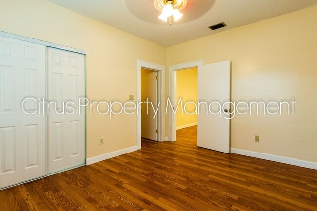 Building Photo - Charming Duplex in Mills 50 District