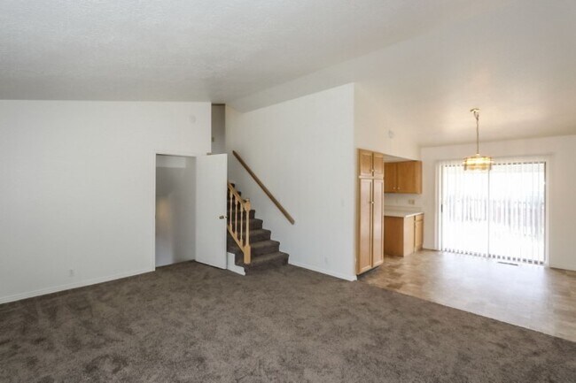 Building Photo - 3 Bedroom / 2 Bath Home in Bountiful!