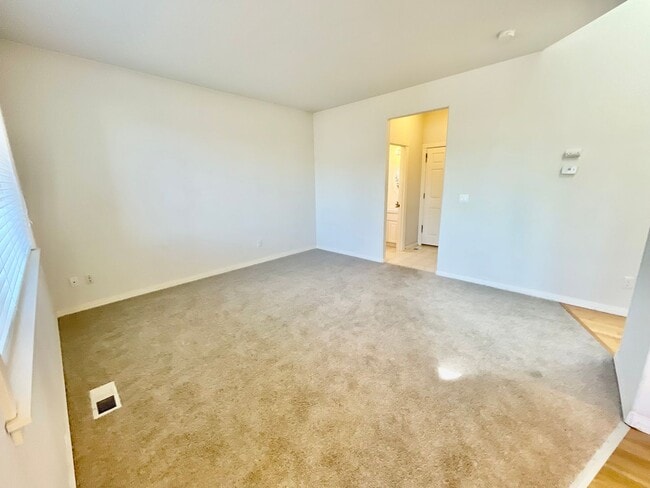 Building Photo - Stylish Bull Mountain Home – 3 Bed, 2.5 Ba...