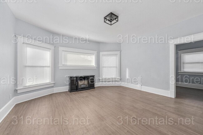 Building Photo - $850 - 1 bed 1 bath - Beautiful newly renovated Multi-family home located in Delano