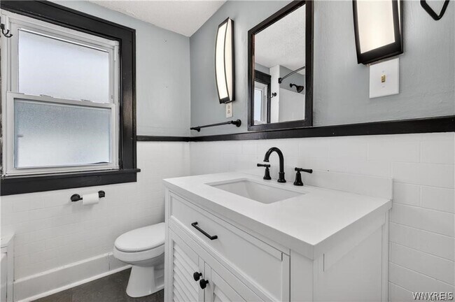Building Photo - 172 Tremont Ave