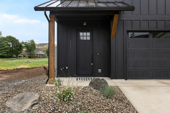 Building Photo - 111 Golf View Dr
