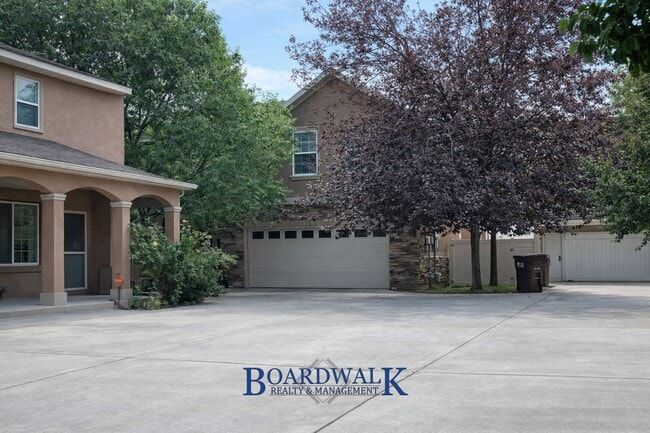 Building Photo - Quiet Riverton 3 Bed Home – Garage & Yard