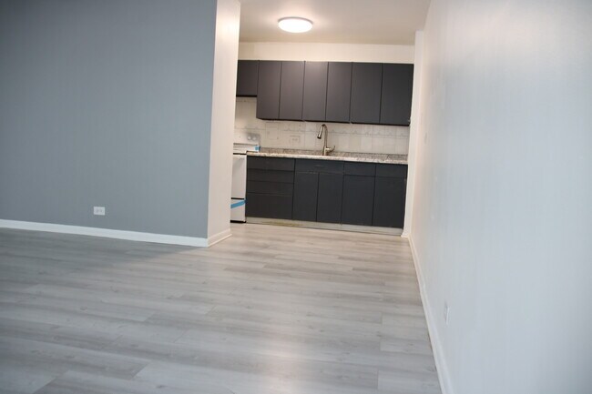 Building Photo - 5701 N Sheridan Rd