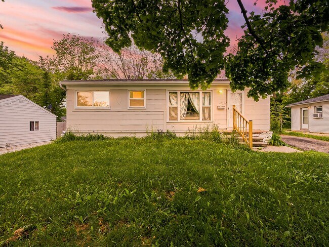 Building Photo - Charming 3BR Home Available Now in Pontiac!