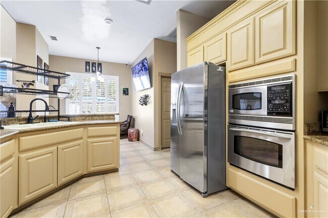 Building Photo - 4004 Persimmon Dr