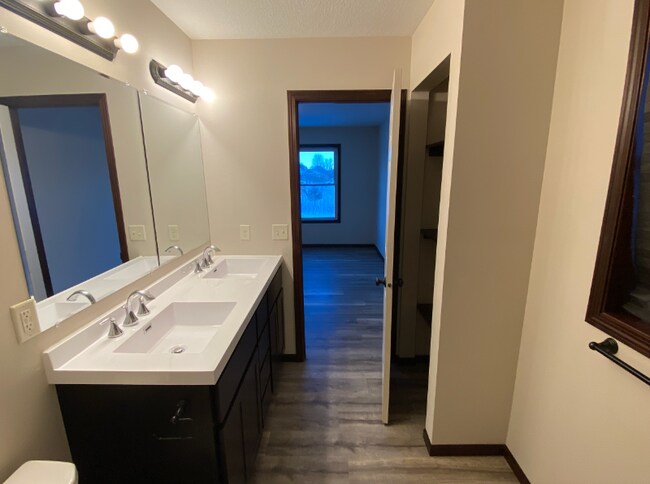 Building Photo - 906 Taft St S