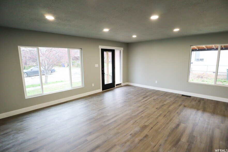 Building Photo - 948 E Atkin Ave