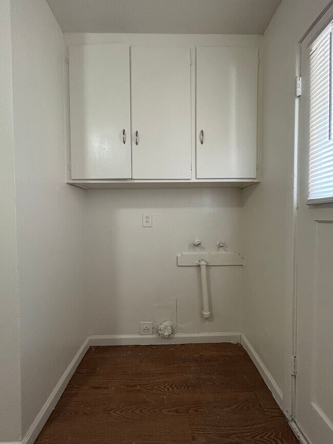 Building Photo - Gardella Duplex-824