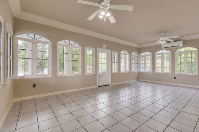 Building Photo - Experience lakefront living at its finest in the heart of East TN