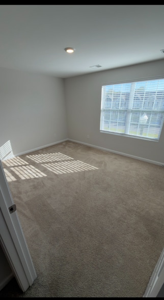 Building Photo - 529 Ellen Rd