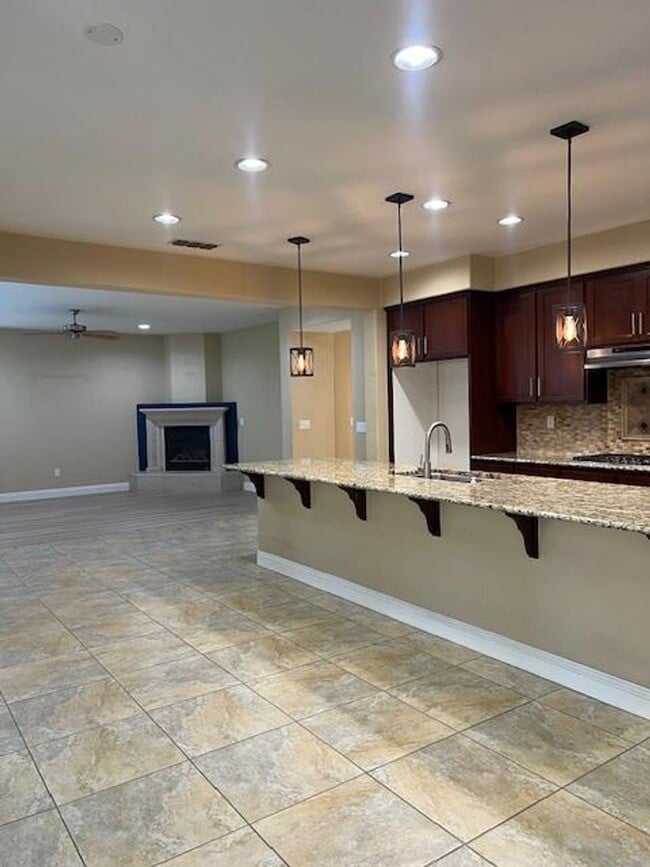 Building Photo - STUNNING & SPACIOUS 4 BEDROOM IN W. ROSEVI...
