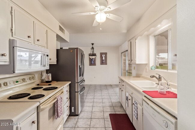 Building Photo - 13636 N Redwood Dr