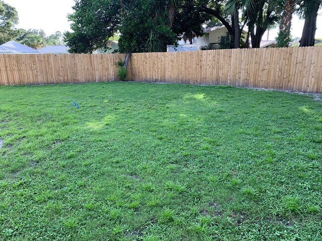 Building Photo - Remodeled Pool Home Located in the Very De...