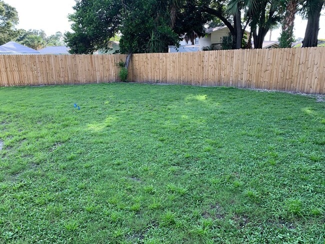 Building Photo - Remodeled Pool Home Located in the Very Desirable Bay Crest Park Waterfront Community