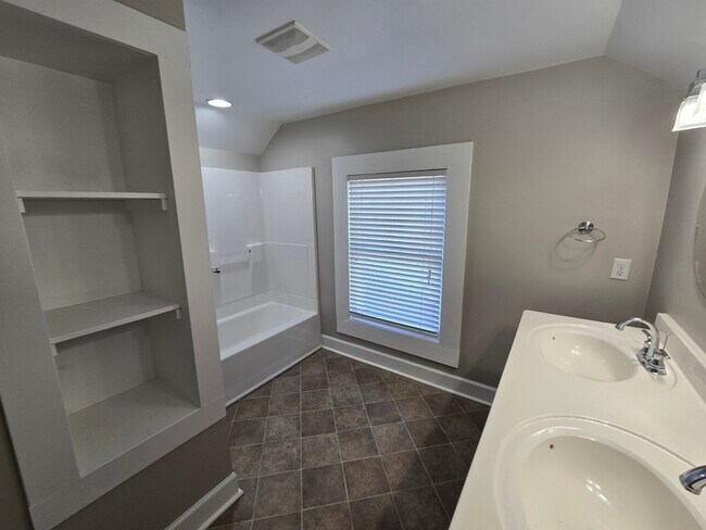 Building Photo - 4094 University Dr