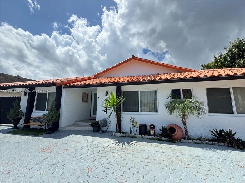 Building Photo - 434 SW 99th Ct